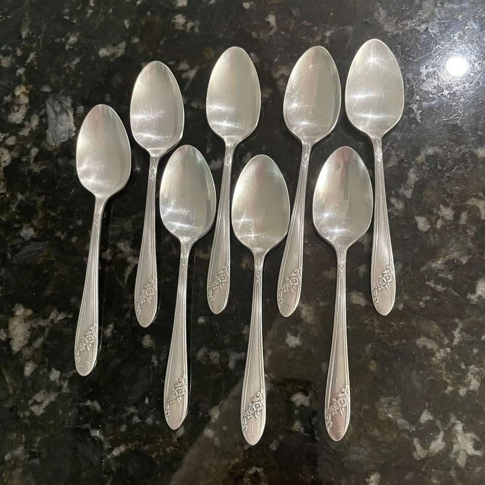 ONEIDA COMMUNITY TUDOR SILVERPLATE 8 TEASPOONS